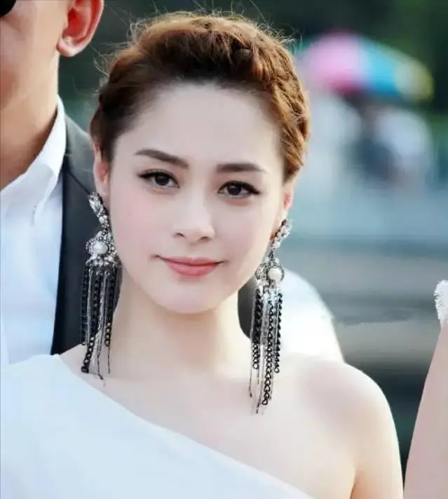 长得美身材差，长得丑身材好，这8位明星的脸和身材，简直不搭