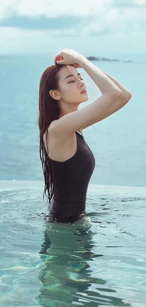 女明星泳装勒_穿泳衣勒出形状_明星泳装排名